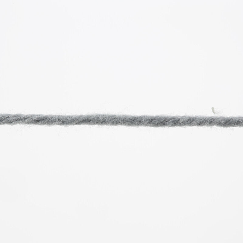 Lang Yarns Oceania – 50g / 140m – Silver (0023) – yarn texture