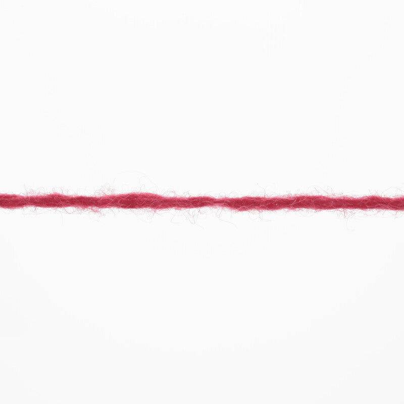 Lang Yarns Cashmere Lace – 25g / 165m – Signal Red (0060) – yarn texture